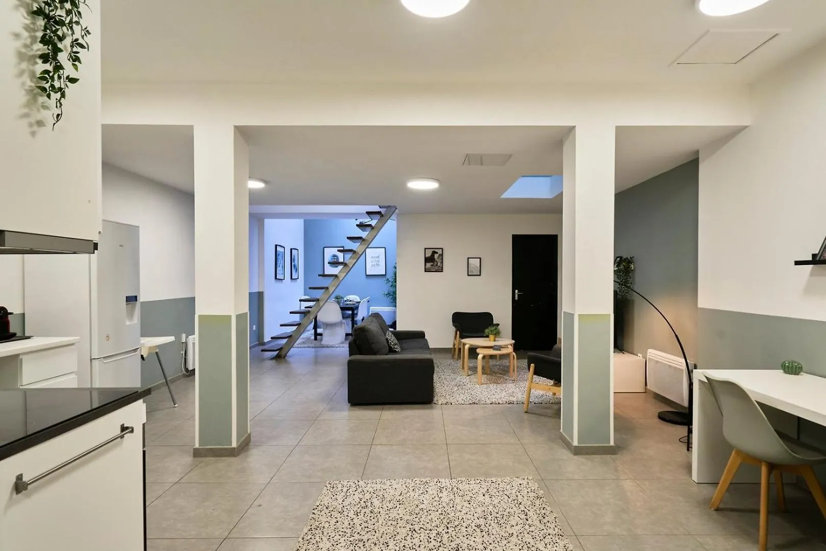 4 Bedroom Apartment With Parking ! Λιλ