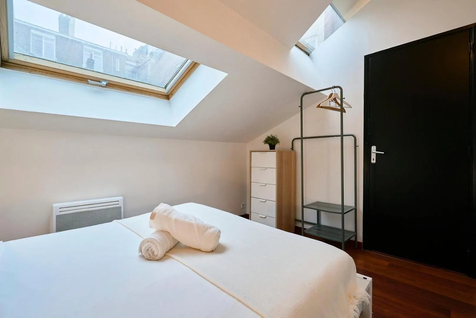 4 Bedroom Apartment With Parking ! Λιλ 0*,