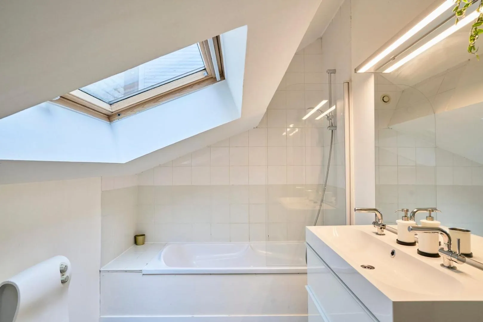 4 Bedroom Apartment With Parking ! Lille France